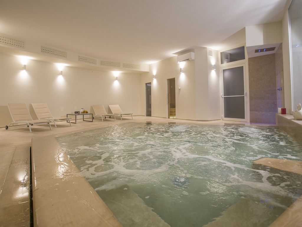77   Italie Zuid Italie Puglia Otranto Masseria Mongio dellElefante spa   Vasca idromassaggio