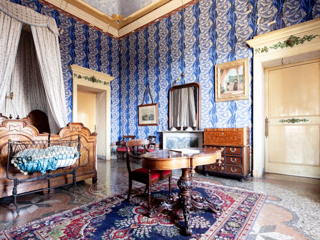 Castello Sannazzaro blue room