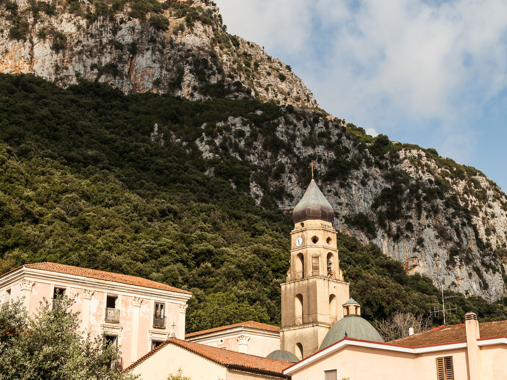 Domus Laeta V panorama Domus Laeta Verso la chiesa